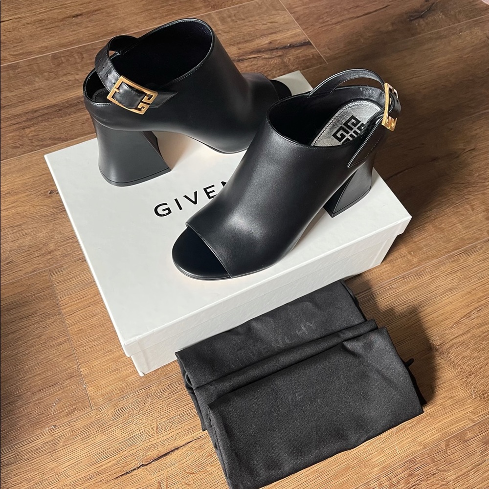 GIVENCHY-AUTHENTIC NWT/Box Black Leather Sandals
